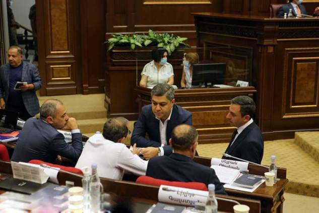 «Հրապարակ». Խորհրդարանական ընդդիմությունը բարդ երկընտրանքի առաջ է կանգնած