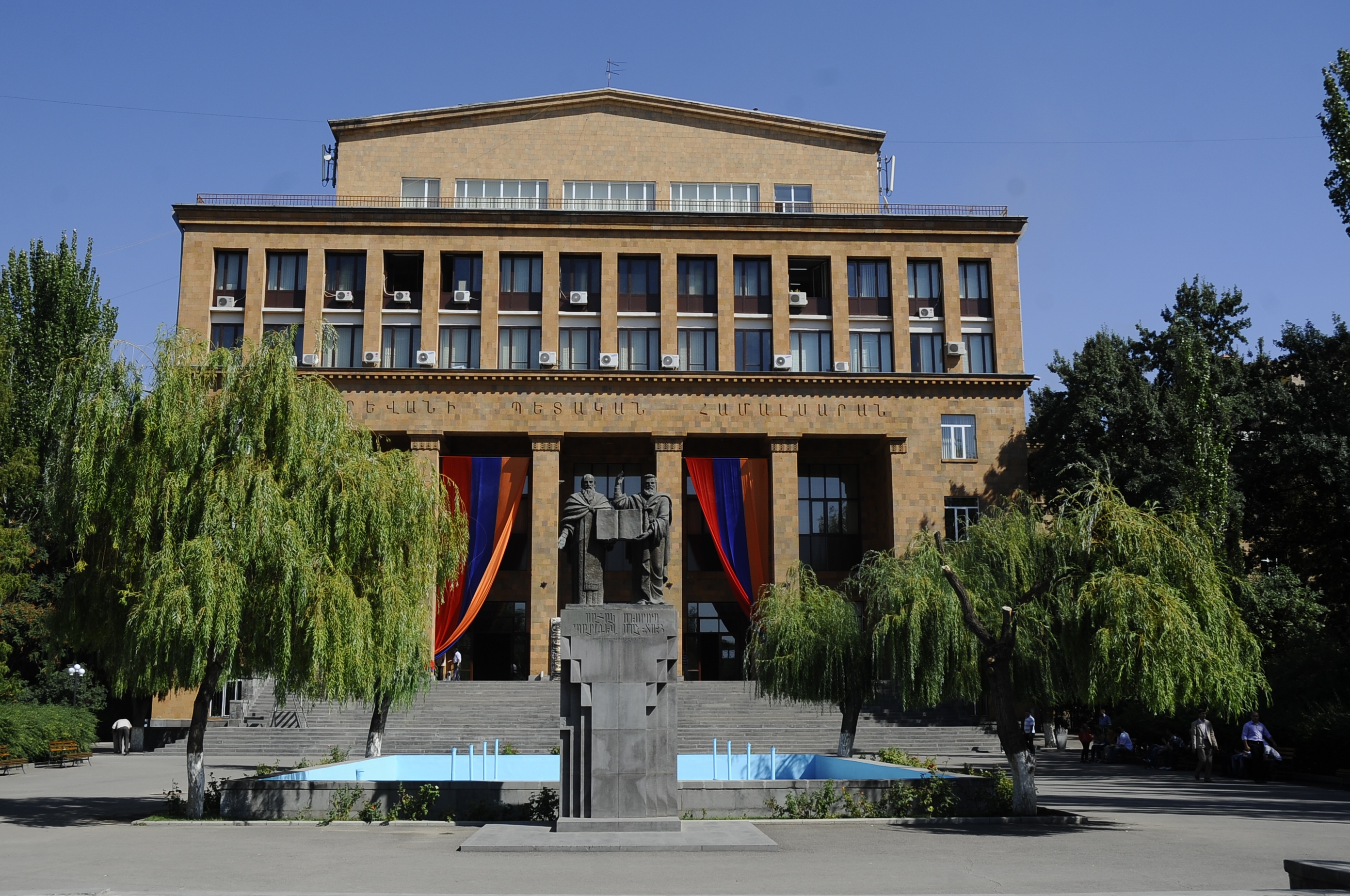 Համալսարանն աշխարհում առաջինն է, բայց խանութներին միջազգայնագետ ու տնտեսագետ վաճառողուհիներ մատակարարելու տեսանկյունից