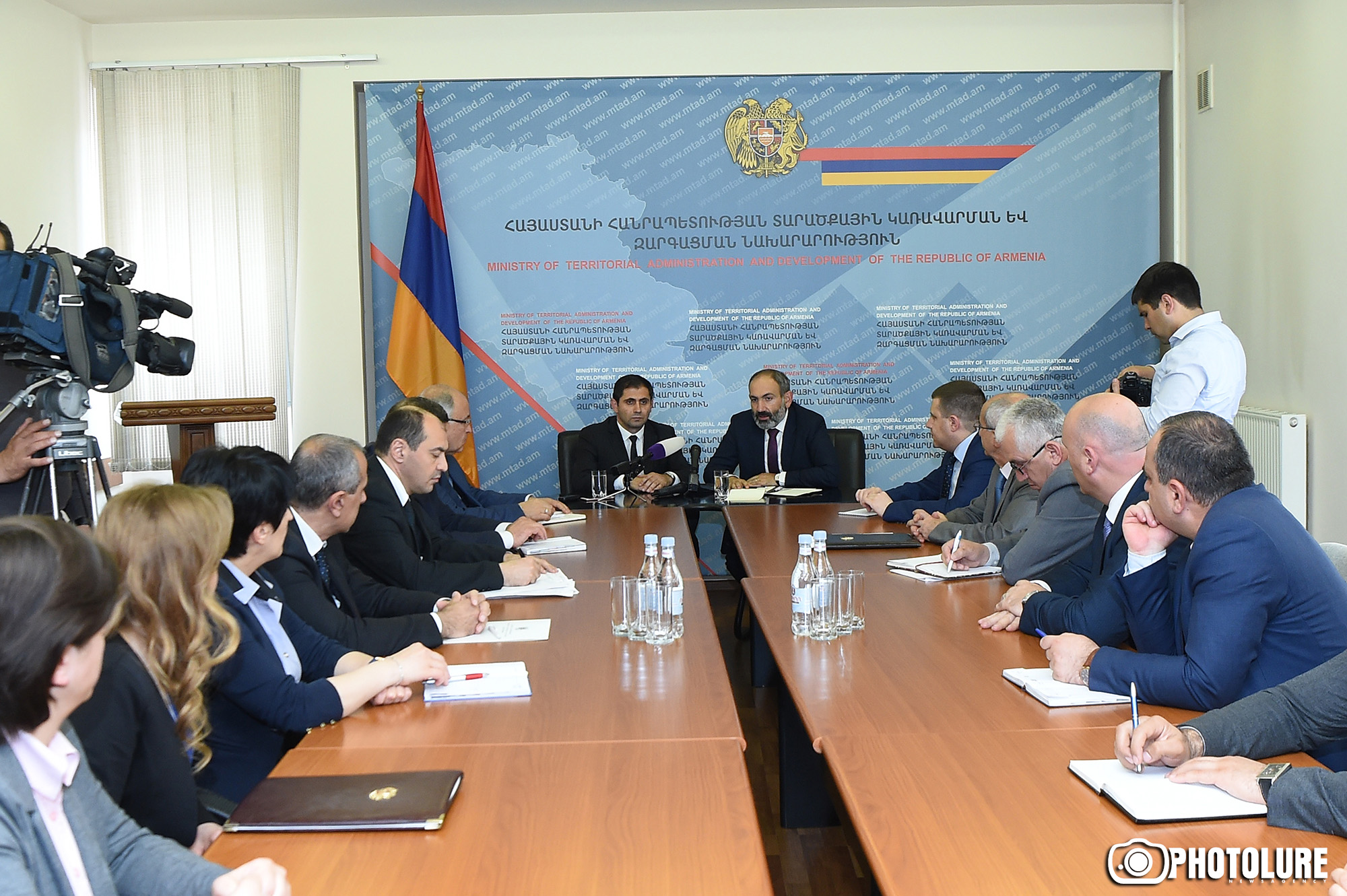 Բացության առջեւ