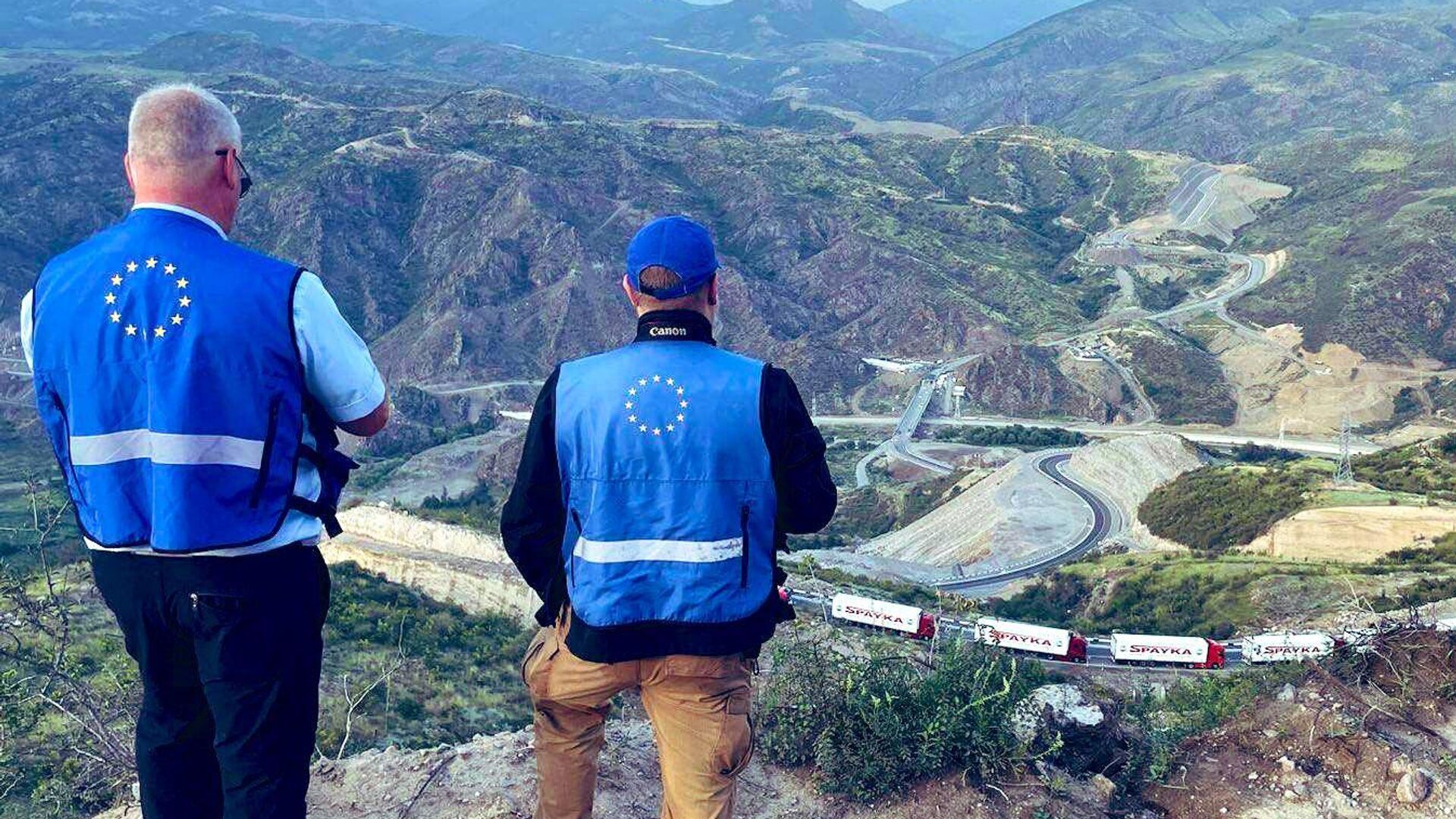 ԵՄ առաքելության անդամներն անգլերեն են խոսում, հայ գյուղացիները` կոտրած ռուսերեն
