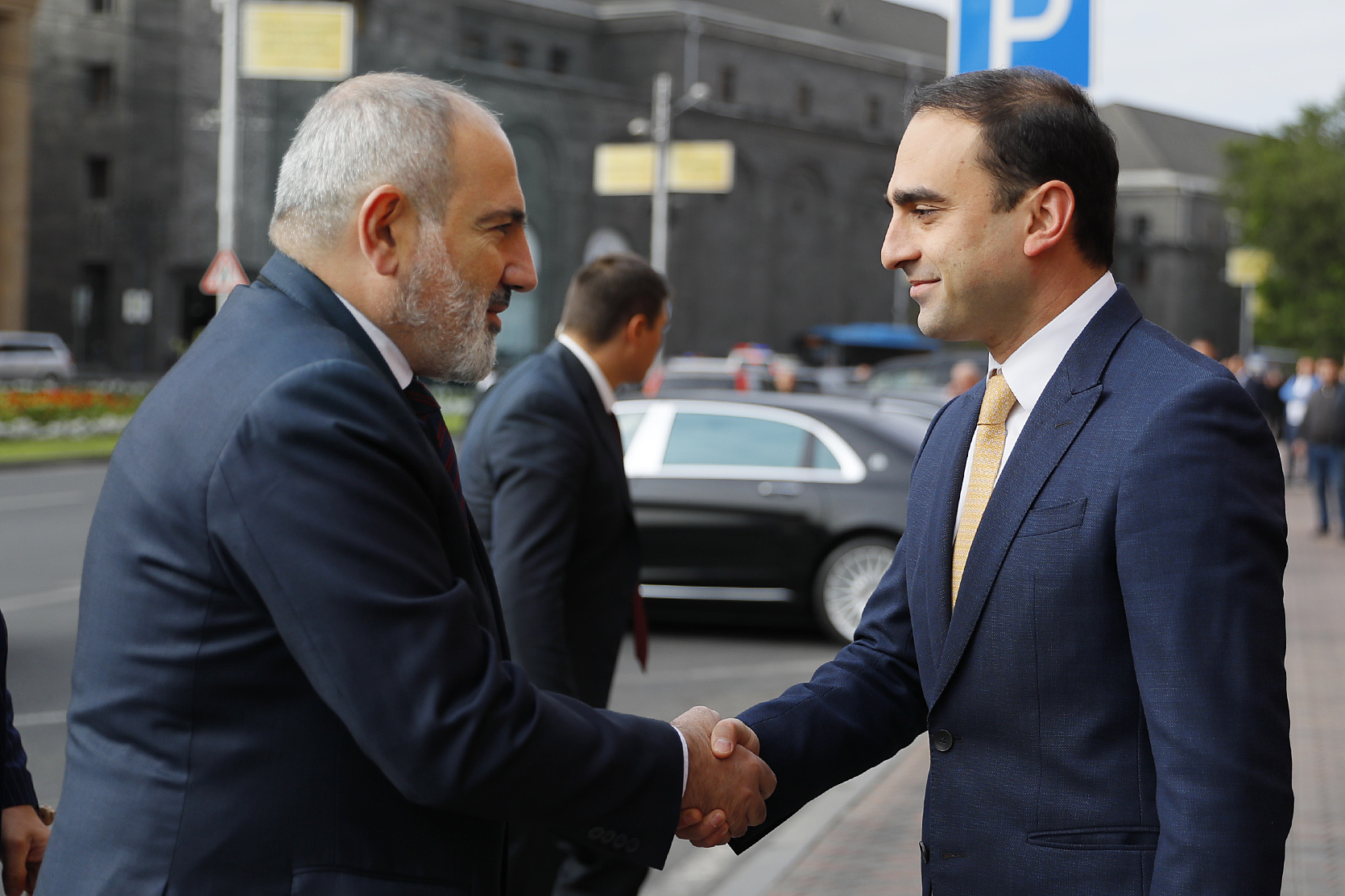 Նիկոլից Ավինյան կես քայլ է