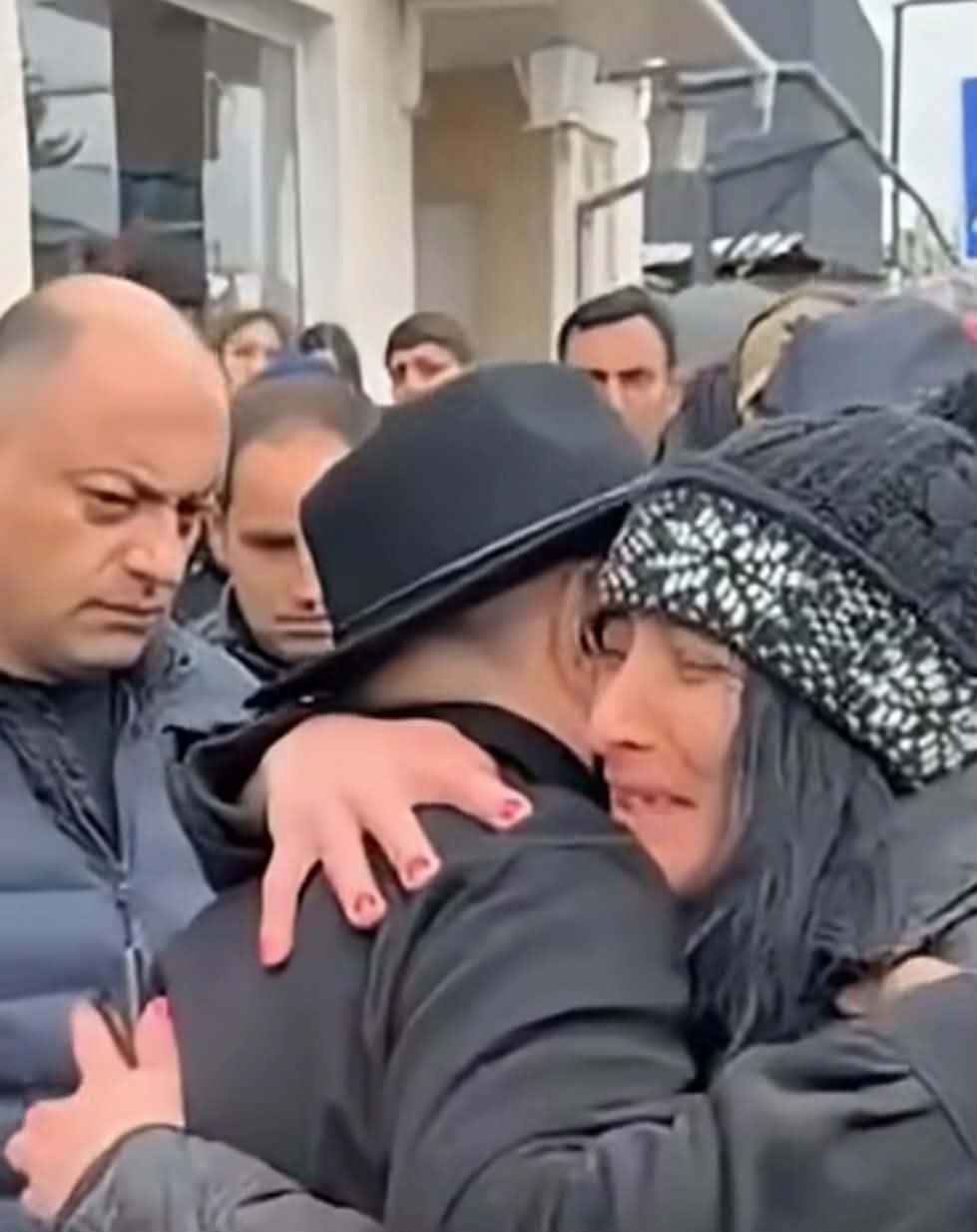 Ո՞վ է Փաշինյանին գրկած կինը