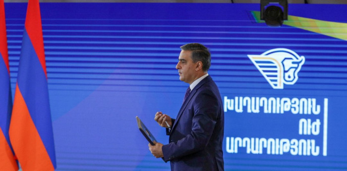 «Հրապարակ»․ Արման Թաթոյանը կանանց հետ է բանակցում