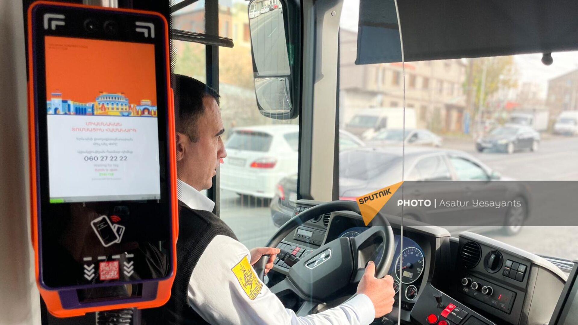 Туристы не могут сесть в автобус, так как не могут  оплатить проезд