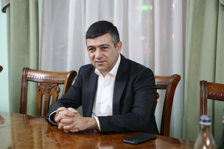 ՔՊ-ական Սարիկ Մինասյանը ֆեյսբուքում հայհոյում է օգտատերերին և «ռազբորկայի» կանչում. լուսանկարներ