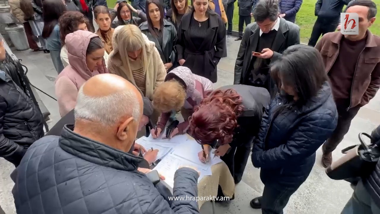 Գյումրիում ստորագրահավաք է. հազարավոր քաղաքացիներ են միացել