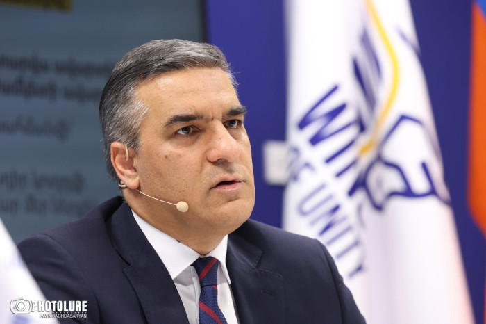 Ես այսպիսի կզած նկար չունեմ Սերժ Սարգսյանի հետ, հպարտ եմ իմ կենսագրության համար. Արման Թաթոյանի ու Պետրոսի բանավեճը