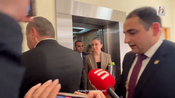 Աննա Վարդապետյանն ախրանիկների ուղեկցությամբ եկավ խորհրդարան