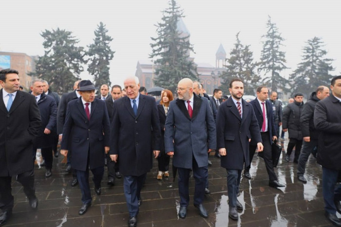 Գնացեք, թողեք ազգն ապրի