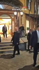 Մակրոնը շրջում է Երևանում, շփվում և նկարվում քաղաքացիների հետ