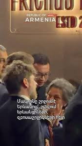 Մակրոնն ու Ֆրանսիայի դեսպանը զրուցելով քայլեցին Երևանով, այնուհետև մտան սրճարան