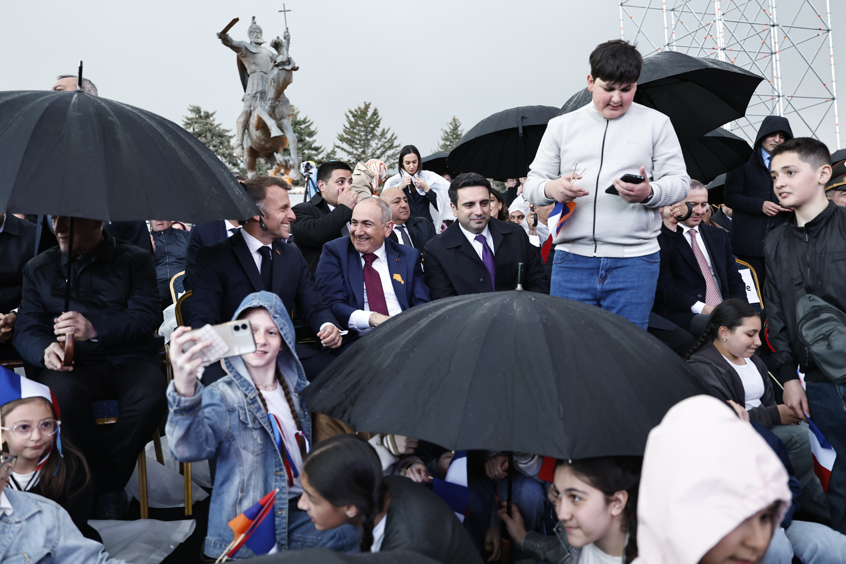 Դպրոցականները տխրեցին, քաղաքի հյուրերն ուրախացան, Մակրոնը զարմացավ