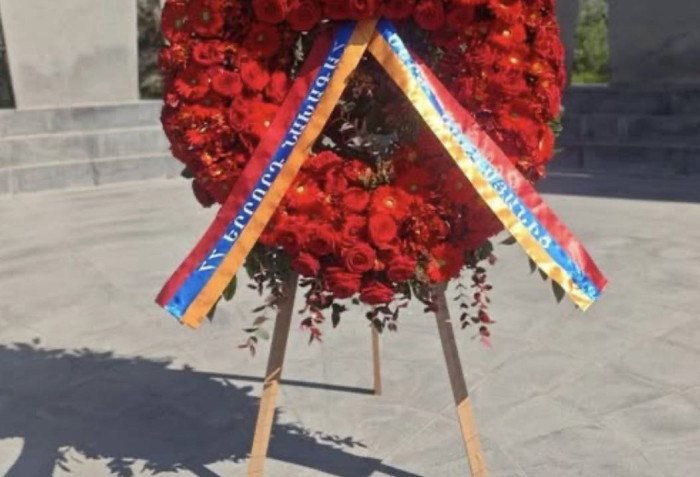 Սերժ Սարգսյանի անունից ծաղկեպսակ է դրվել