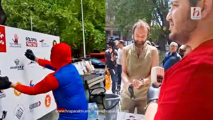 Ցեխշպրտոցի. Վերնիսաժի մոտ աննախադեպ ակցիա է