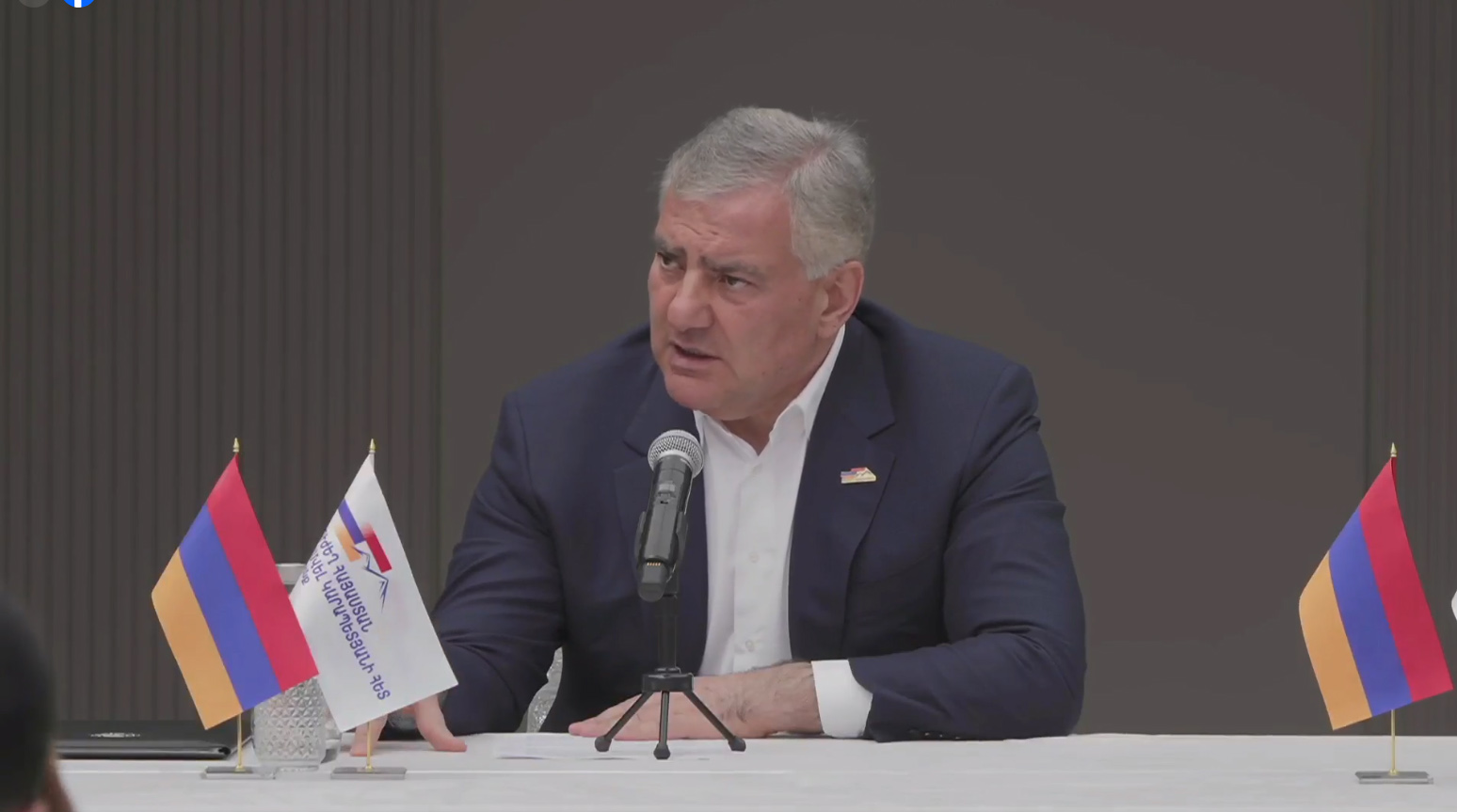 «Этому маленькому шантажисту доверили целое государство, так почему же не должны доверить мне?»