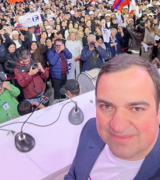 Ուրախ, միասնական, ուղղակի անմոռանալի օր
