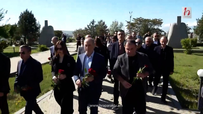 Ռոբերտ Քոչարյանը թիմակիցների հետ «Եռաբլուրում» է