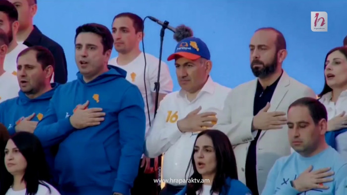 Օրհներգը հնչելիս Փաշինյանը միայն վերջում որոշեց հանել գլխարկը