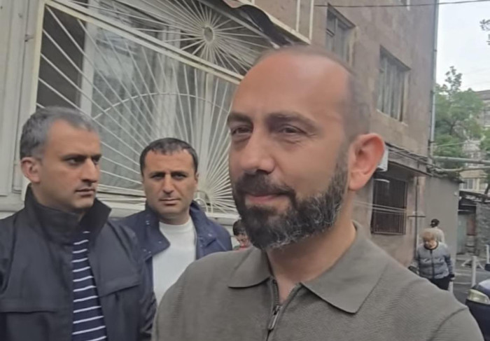 «Ինչ էիք շշնջում Փաշինյանի ականջին»