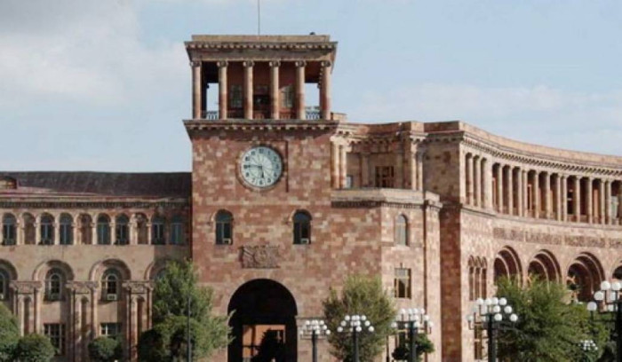 Նստացույց՝ Կառավարության մոտ