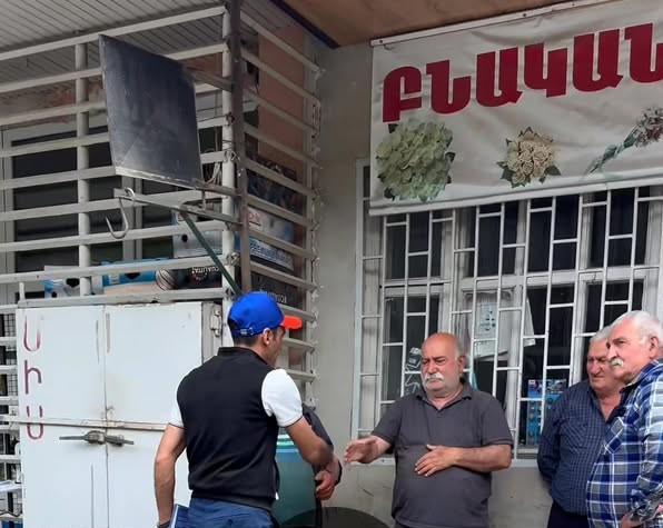 Վարչական ղեկավարը համայնքապետի հետ ՔՊ-ի բուկլետներն է բաժանում