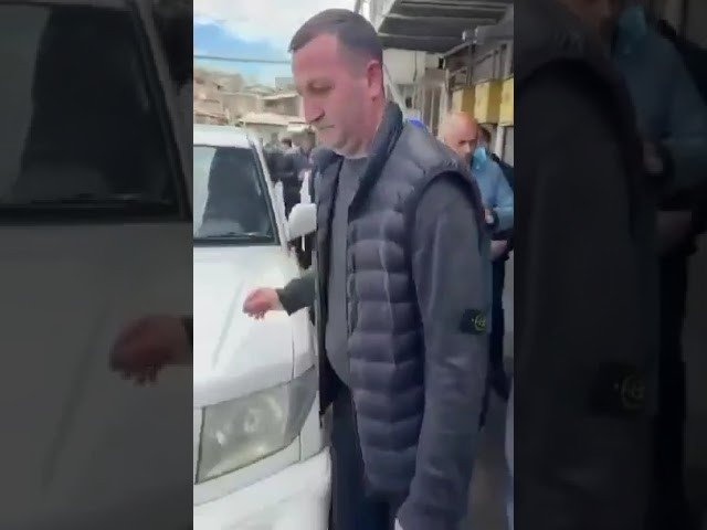 Փաշինյանը քաղաքացուն բարևելուց հետո թիկնապահից ձեռքերը մաքրելու համար սպիրտ ուզեց