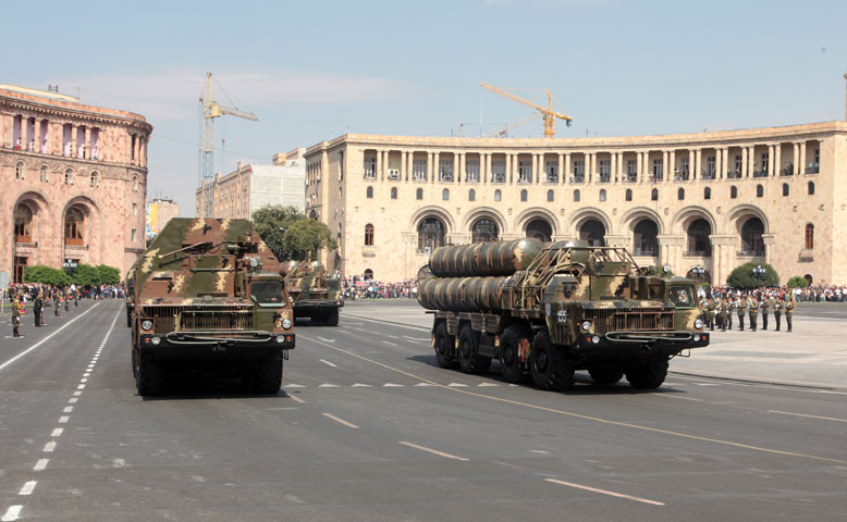 Против кого организуется военный парад?