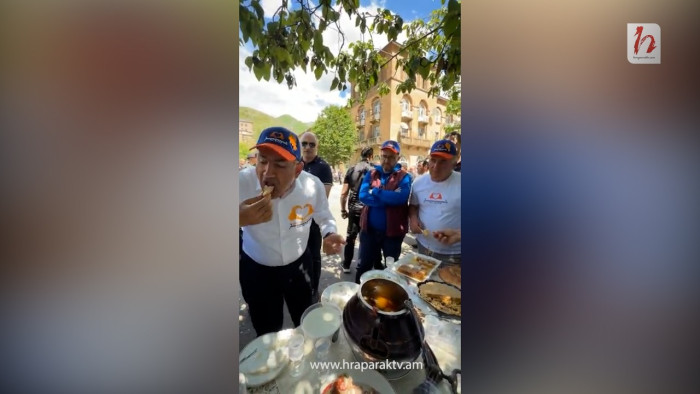 Խաշլամա, հալվա, թթվասեր, մեղր․ Փաշինյանը ուտելիքը տեսավ՝ քարոզարշավը մոռացավ