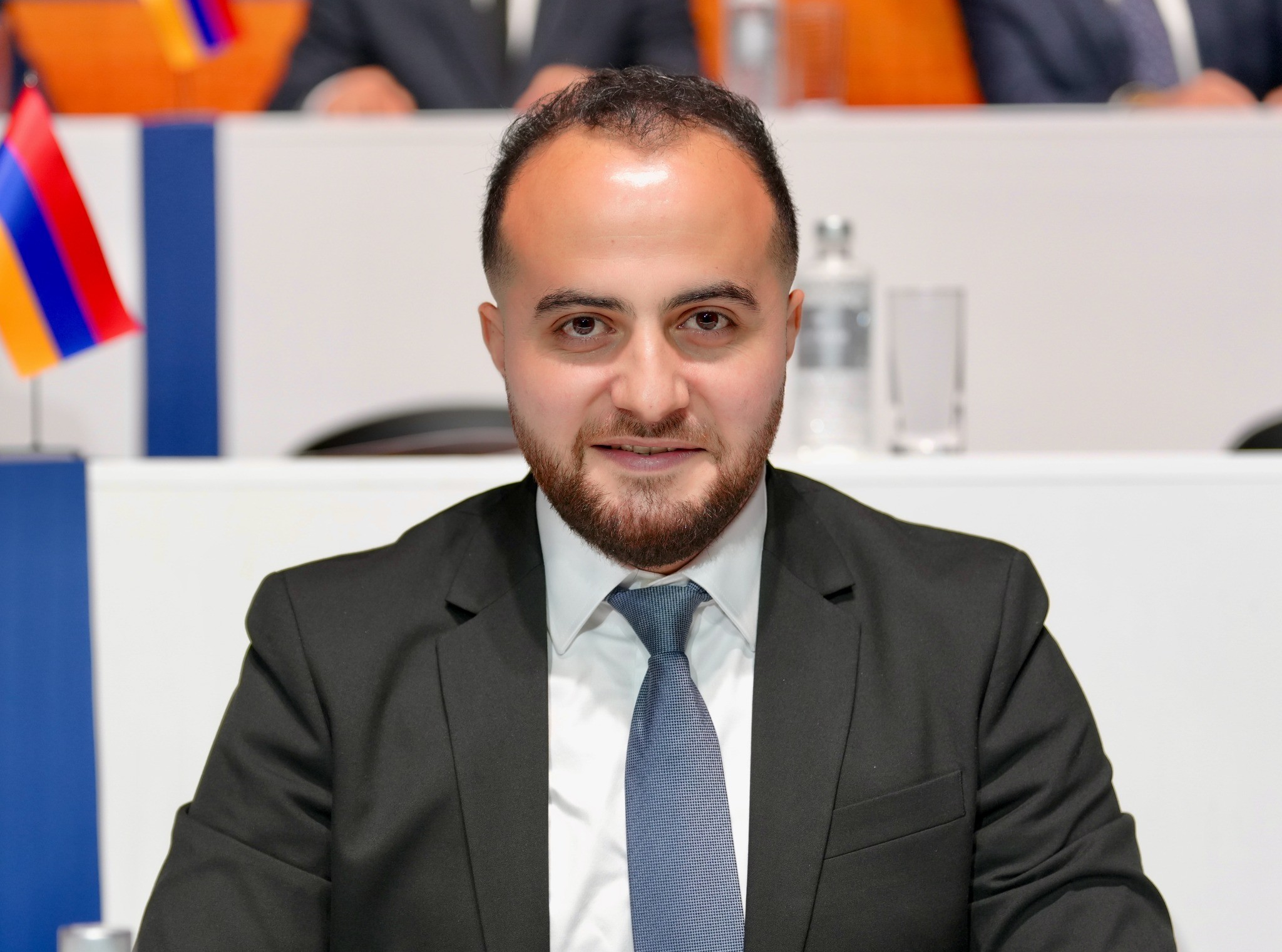 «Հրապարակ»․ Այնպես կանգնեք, որ Կարապետյանի պաստառը չերեւա․ Նիկոլի հոգեկանը խանգարվում է