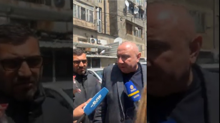 #Ուղիղ․ ԱԱԾ-ն փորձում է Անդրանիկ Թևանյանին մեքենա նստեցնել