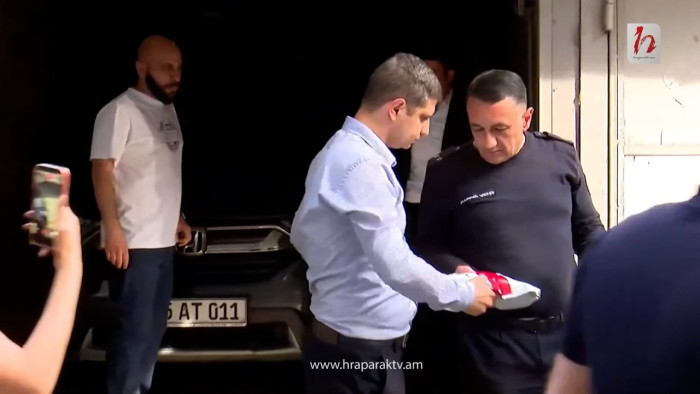 Ի՞նչ է տանում քննիչը Թեւանյանի տնից. նա հարցերի չի պատասխանում