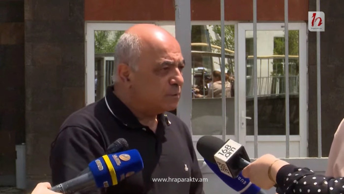 Փաշինյանը շատ նման է Հիտլերին․ երկուսն էլ անգրագետ են եղել ու ատել են բոլորին․ Երվանդ Բոզոյան