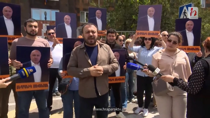Այս երկրում մեկ դավաճան կա և այդ դավաճանը դու ես Նիկոլ Փաշինյան. ակցիա դատարանի բակում