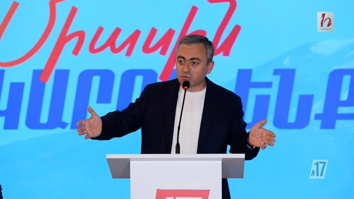 էս խելագարն ընկել ա փողոցները, առաջարկում է իրեն քվեարկել, որ Քոչարյանին բանտ նստեցնի