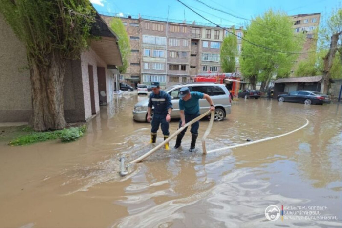 Հրազդանի շենքերից մեկի տարածքը ողողվել է ջրով․ քաղաքացիները չեն կարողանում դուրս գալ