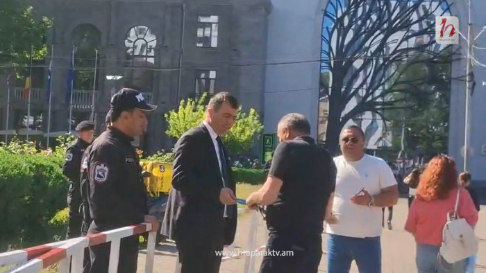 Մուտքը դեպի զորահանդես հրավիրատոմսով է