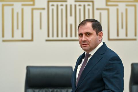 Министр обороны или партийный деятель?