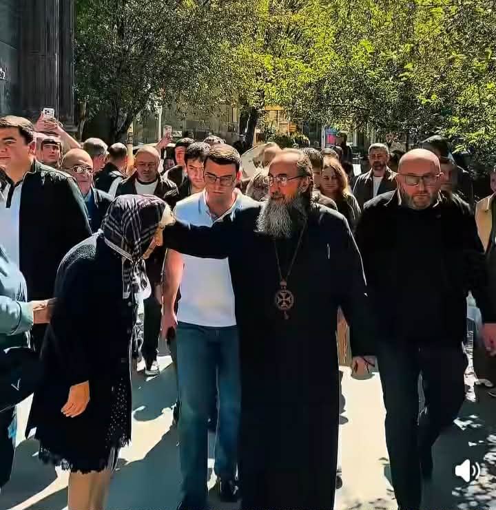 «Ուժեղ Հայաստանի» թիմի անդամները Գյումրիում են մնացել՝ առավոտյան Միքայել Սրբազանին տեսնելու նպատակով