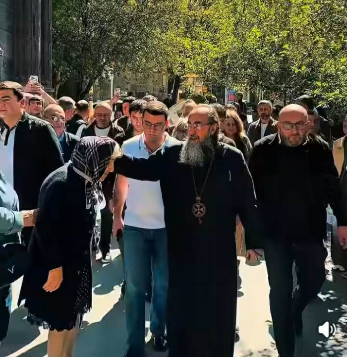 Փառքը միայն Աստծունն է, Միաքայել Սրբազան