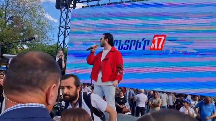 Երգիչ Արթուր Խաչենցը երգում է «Հայաստան»  դաշինքի հանրահավաքին