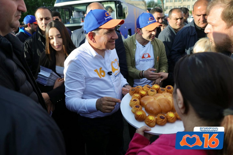 «Հրապարակ»․ Փաշինյանի քարոզարշավի «հյուրասիրություններն» իրականում ՔՊ-ն է կազմակերպում