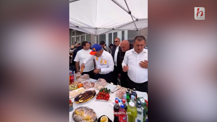 Փաշինյանը կրկին ուտում է