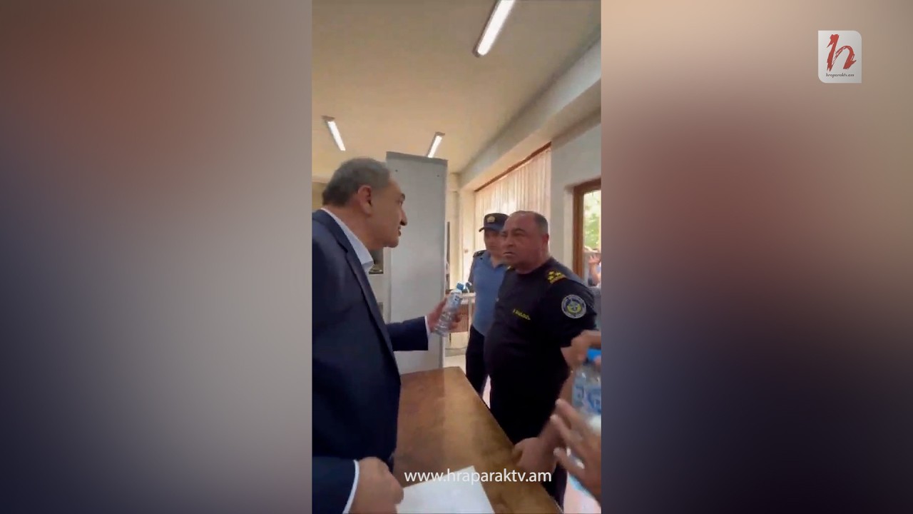 Լարված իրավիճակ.  Սրբազանի աջակիցներին չեն թողնում ջուր տանել դահլիճ