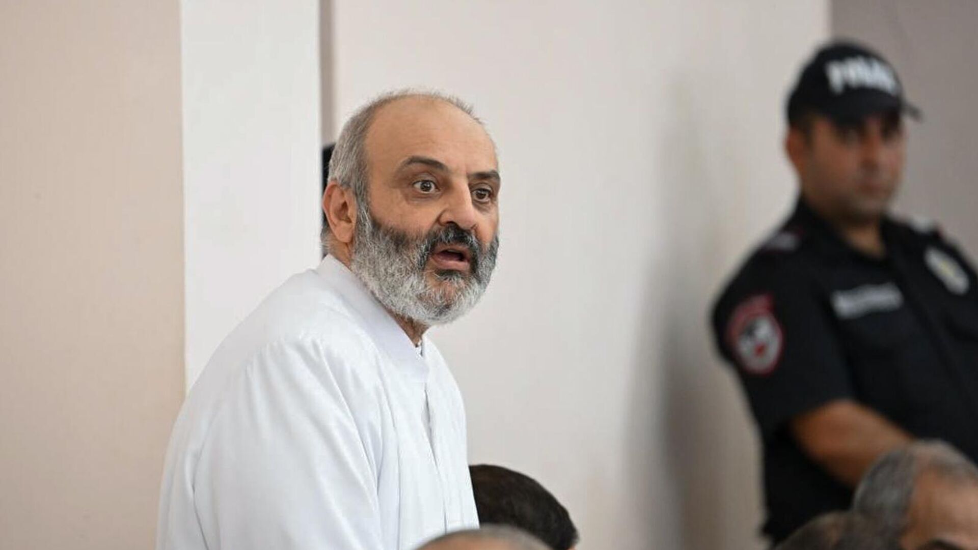 Բագրատ սրբազանը բանտից ազատվեց
