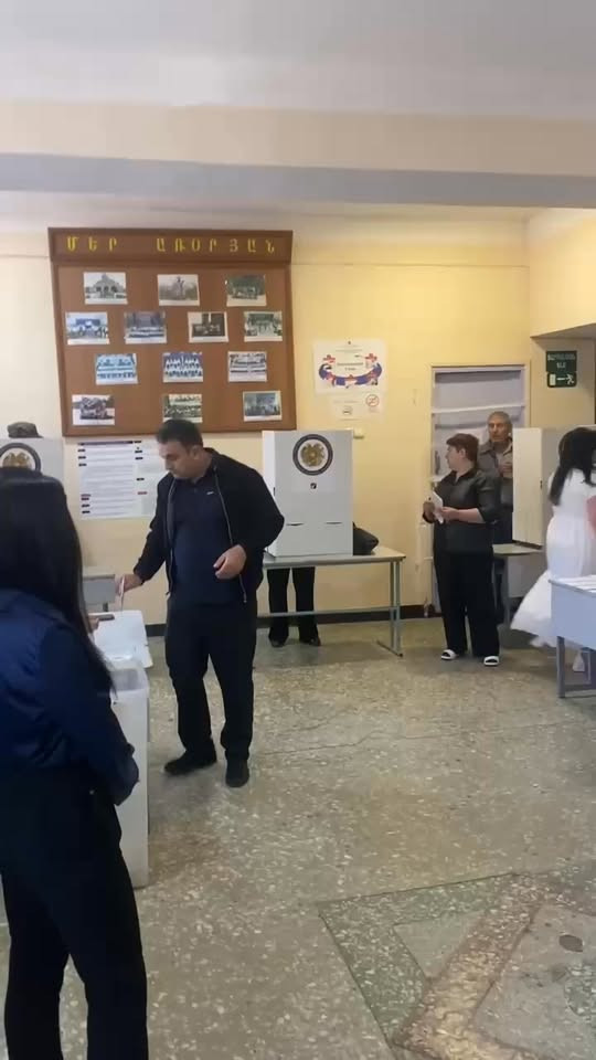 23/42 տեղամասի քվեախցիկում նկարում են քվեարկության ընթացքը
