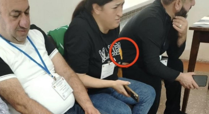 ՔՊ վստահված անձը ներկայացել է քարտեզի կրծքանշանով