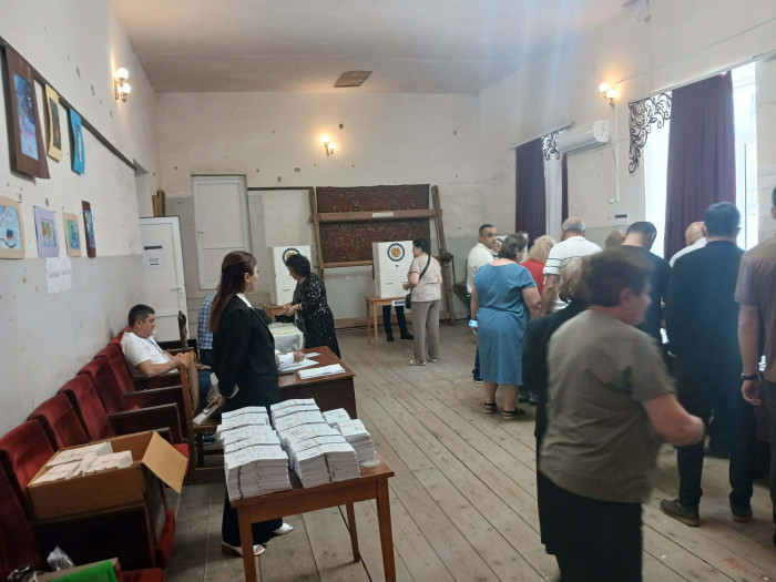 Նոյեմբերյան քաղաքի ընտրատեղամասերից մեկում ընտրողների հերթ է