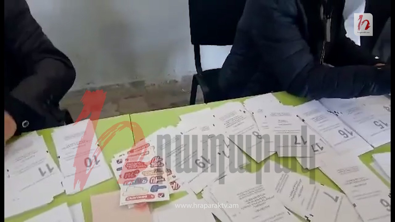 Վարդենիսի 21/50 տեղամասում քվեաթերթիկների հետ ինչ-որ թերթիկ են տալիս