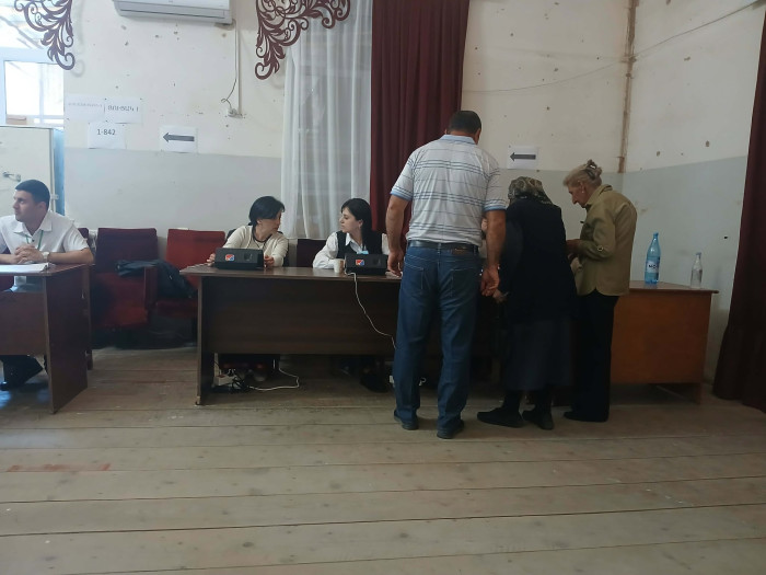 Քվեարկության են գնացել քայլակով, ձեռնափայտերով, գրկի երեխաներով