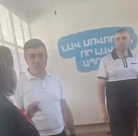 Սարիկ Մինասյանը, չլինելով տվյալ տեղամասի ընտրող, եկել ու զրուցում է քաղաքացիների հետ